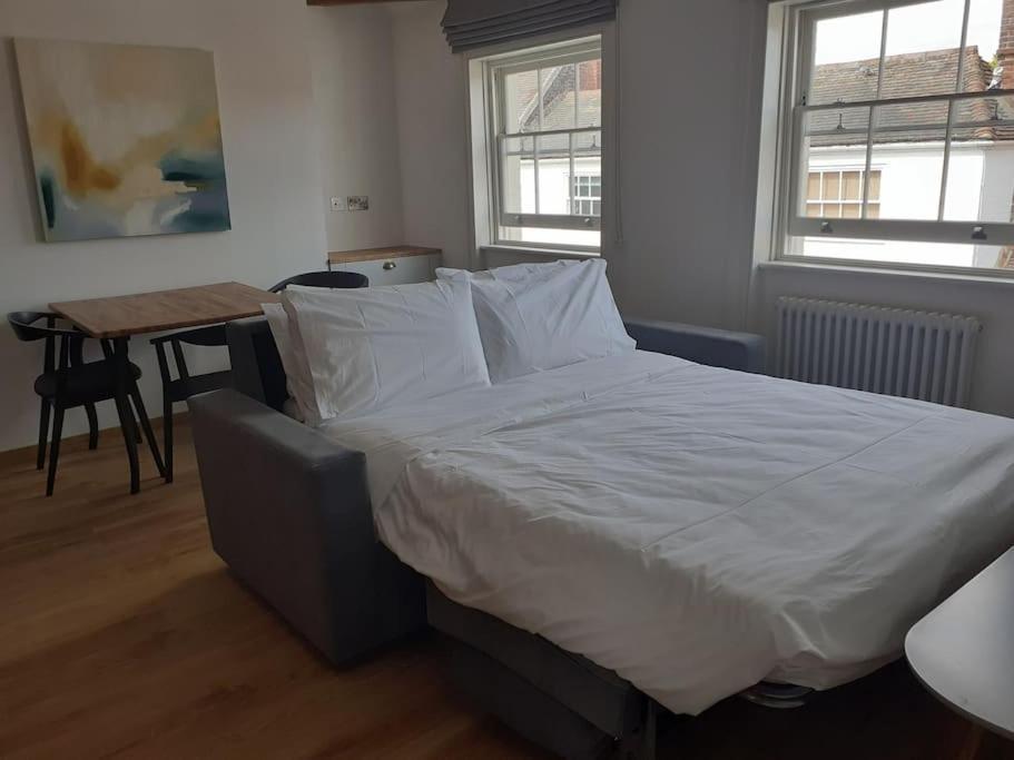Apartment 6 At Number 8: City Centre, 1 Bedroom, Sofa Bed In Lounge Canterbury Eksteriør billede