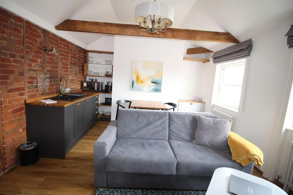Apartment 6 At Number 8: City Centre, 1 Bedroom, Sofa Bed In Lounge Canterbury Eksteriør billede