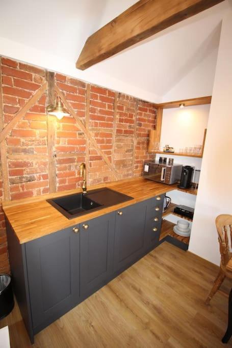 Apartment 6 At Number 8: City Centre, 1 Bedroom, Sofa Bed In Lounge Canterbury Eksteriør billede