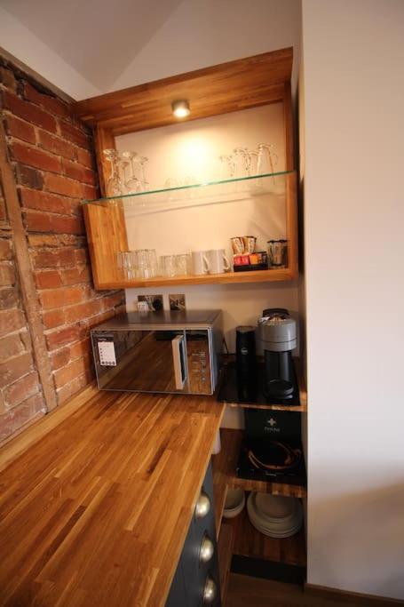 Apartment 6 At Number 8: City Centre, 1 Bedroom, Sofa Bed In Lounge Canterbury Eksteriør billede