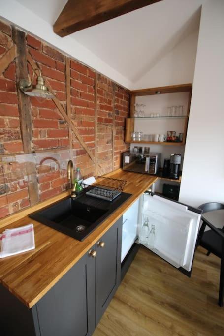 Apartment 6 At Number 8: City Centre, 1 Bedroom, Sofa Bed In Lounge Canterbury Eksteriør billede